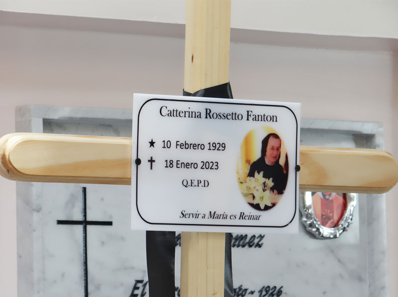 Acompañada por representantes de la comunidades de la Iglesia de Aysén, sus hermanas de congregación junto al padre obispo Luis, sacerdotes y diáconos se dio el “último adiós” a Sor Evangelista Rossetto Fanton, Sierva de María, cuyos restos mortales descansan desde hoy en la cripta de la catedral de Aysén en la ciudad de Coyhaique. 